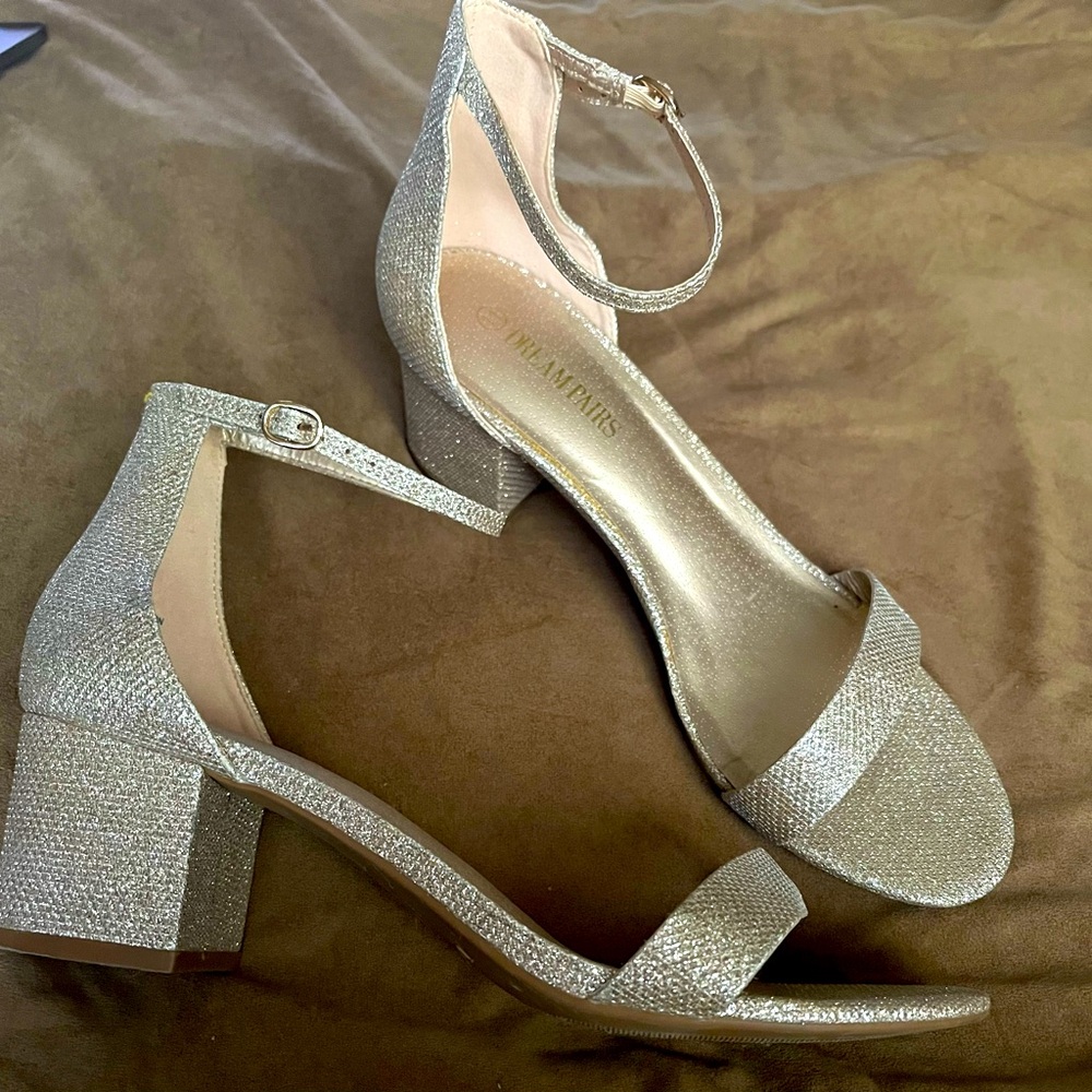 ⭐️💖⭐️Dream Paris, Formal Golden ankle strap sandal with chunky 2 1/2 heel.⭐️💖